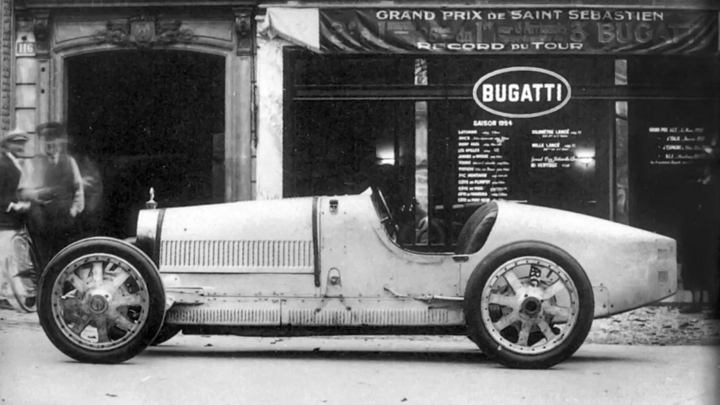 Bugatti-Type-35-showroom-1924-Forte-Vision-Classic-car-outside-Paris-Bugatti-showroom