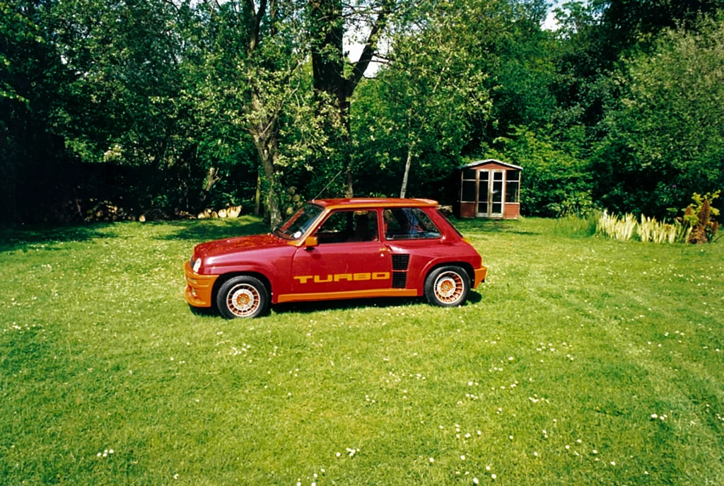 Renault-5-Turbo-1-RHD-Radbourne-Racing-red-garden-summer-scene-Forte-Vision