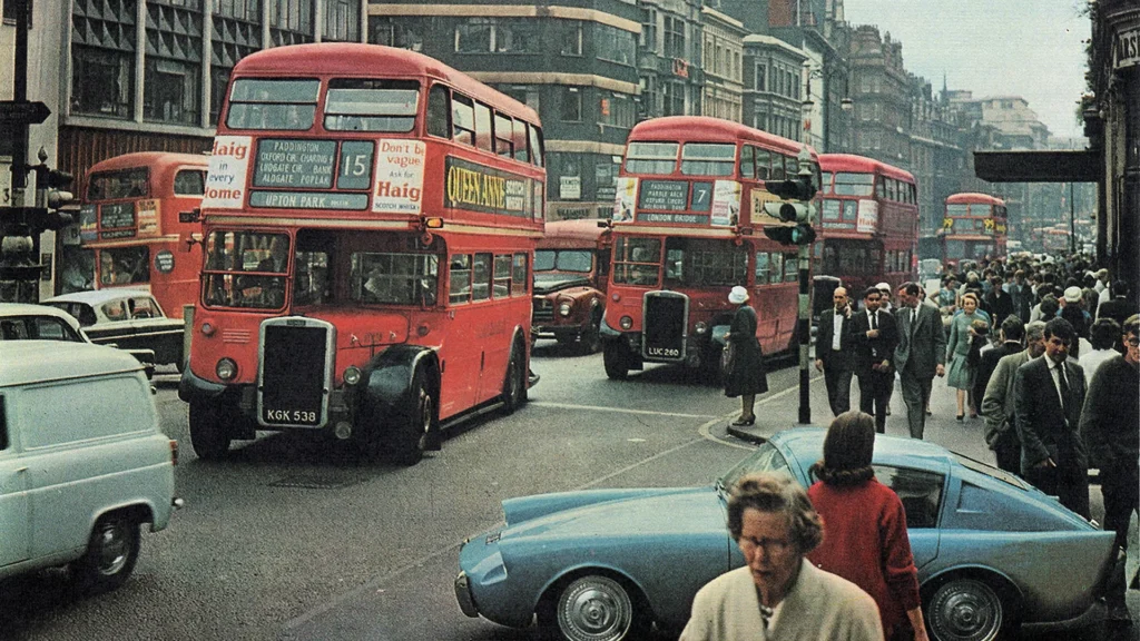 The-Mystery-Car-Oxford-Street-Forte-Vision-red-buses-street-scene